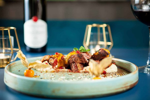 Comment utiliser des fleurs comestibles pour embellir les plats dans un restaurant gastronomique?